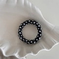 Elastico per capelli a spirale a pois in un vassoio di ceramica a conchiglia bianca - Polka Dot Nero