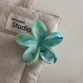 Gros plan détaillé d'une pince à cheveux fleur à motif marbré bleu et vert sur un sac - Marbre Bleu-Vert