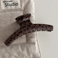 Dettaglio di una pinza per capelli con stampa leopardata in acrilico lucido su lino - Leopardo Scuro-Stile Dritto
