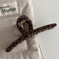 Dettaglio del fermaglio per capelli leopardato con trama in resina e molla forte - Leopardo Scuro-Stile X