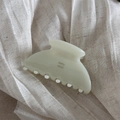 Vista dettagliata del fermaglio per capelli in acetato crema con logo baby vovo - Giada Suet (Bianco Crema)