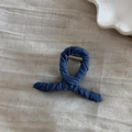 Dettaglio della trama del tessuto denim su una pinza per capelli alla moda con molla - Stile Incrociato Blu Scuro (Denim Avvolto - X Profonda)