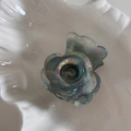 Detalle de la pinza para el cabello de rosa iridiscente con pétalos nacarados multicapa - Azul Menta Sirena