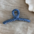 Dettaglio del fermaglio per capelli in denim con molla in metallo dorato - Stile Blu Chiaro (Denim Avvolto - Gruccia Chiara)