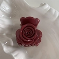 Detalle de pinza para el pelo de rosa burdeos con pétalos 3D brillantes y agarre fuerte - Rojo Ladrillo