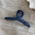Dettaglio della molletta per capelli in denim blu navy con molla in metallo oro - Stile Blu Scuro (Denim Avvolto - Gruccia Scura)