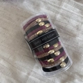 Lot de trois chouchous en velours avec breloques dorées dans un tube transparent chic - Flocage en Bidon-Noir Violet Café