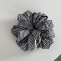 Dettaglio di un elastico per capelli oversize vichy bianco e nero con etichetta - Elastico Scrunchie a Quadri