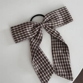 Dettaglio della fascia scozzese marrone in stile britannico con nastri lunghi ed elastico - Stile Fiocco Con Nastri Lunghi / Elastico a Quadri Caffè