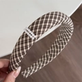 Dettaglio di un cerchietto vintage a quadri marroni decorato con due file di perle - Cerchietto con Perle / Cerchietto Plaid Marrone