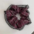 Dettaglio del cerchietto scozzese bordeaux con bordo in pizzo nero e design accademico - Scrunchie con Bordo in Pizzo / Scrunchie a Quadri Bordeaux