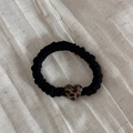 Détail d'un chouchou noir avec un pendentif en forme de cœur brillant au motif léopard - Noir Alliage Léopard Coeur