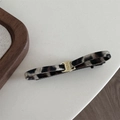 Detail einer Haarklammer mit Leopardenmuster und goldener Schnalle mit Smile-Gravur - Beige Leopard-Schleife
