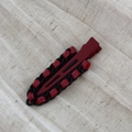 Détail de la pince à cheveux en cuir rouge vin avec chaîne noire et ruban tressé - Noir Rouge Patchwork