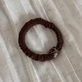 Dettaglio dell'elastico per capelli marrone con fibbia geometrica a macchie di leopardo - Caffè Lega Leopardo Quadrato