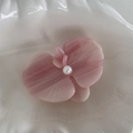 Dettaglio della clip per capelli a orchidea in acetato rosa con perla centrale - Rosa