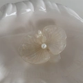 Dettaglio della clip per capelli orchidea con petali in acetato iridescente e perla - Bianco Sirena