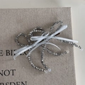 Dettaglio del fermaglio per capelli vintage francese con perline grigie e fiocco di nastro - Clip Fiocco con Perline - Grigio Argento