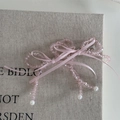Dettaglio del fermaglio per capelli a fiocco con perline di cristallo rosa e nastro - Clip Fiocco con Perline - Rosa