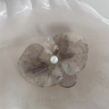 Dettaglio della molletta per capelli a orchidea in acetato con texture marmorea - Grigio Sirena