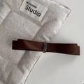 Detailaufnahme einer dunkelbraunen Satin-Schleifen-Haarklammer mit feinem Strassbesatz - Strass Haarclip-Kaffee