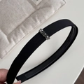 Gros plan sur serre-tête en satin noir avec strass et dents antidérapantes à l'intérieur - Serre-tête en Strass-Noir