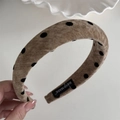 Gros plan sur serre-tête en velours kaki à pois avec étiquette faite à la main - Serre-tête / Café Clair