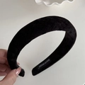 Vue détaillée du serre-tête en velours noir montrant la texture douce et l'étiquette faite main - Serre-tête / Noir