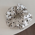 Dettaglio dell'elastico per capelli in raso bianco con eleganti cuori neri - Bianco