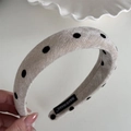 Détail du serre-tête en velours fait main avec pois et rembourrage en éponge douce - Serre-tête / Beige