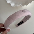 Détail du serre-tête rembourré rose avec nœud brodé et étiquette fait main - Serre Tête Nœud Brodé / Rose