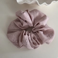 Detail eines rosa Stoff-Scrunchies mit bestickten Schleifen und feiner Textur für die Haare - Besticktes Schleifen Scrunchie / Rosa
