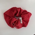 Vue détaillée d'un chouchou rouge à pois avec étiquette blanche sur fond blanc pur - Chouchou / Style Hong Kong Rouge - Style Simple