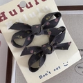Détail de deux barrettes à fleurs en velours côtelé gris foncé sur carte support - Paire de barrettes / Pince Nœud Floral - Gris