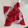 Détails d'un chouchou rouge à pois avec bordure en dentelle blanche et petits nœuds - Chouchou Foulard Triangle / Style Hong Kong Rouge - Style Grand Nœud