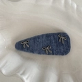 Détail d'une pince à cheveux goutte en velours bleu avec breloques noeuds argentés - Pince BB Triangulaire avec Nœud en Tissu Bleu
