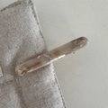 Detailed macro view of the marble texture and gold foil inlay on the resin hair clip - Beige Apricot