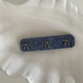 Détail de trois nœuds en métal argenté sur une barrette en velours bleu foncé élégante - Pince BB Rectangulaire avec Nœud en Tissu Bleu