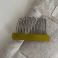 Detailansicht Haarkamm aus Metall mit olivgrünem Acetat und France Handmade Prägung - Grün