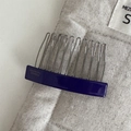 Detailaufnahme eines dunkelblauen Haarkamms aus Acetat mit zehn silbernen Metallzinken - Blau