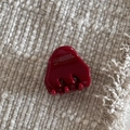 Detalle de pinza para el pelo de acetato burdeos con grabado Barrette La France dorado - Rojo Oscuro