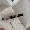 Détail d'une barrette à cheveux motif marbre de style français avec lettrage doré sur lin - Écaille de tortue claire