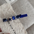 Détail macro d'une barrette à motif marbré avec lettrage doré Barrette La France - Bleu