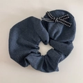 Detailopname van een blauwe denim haarelastiek met een zwart-wit gestippelde strik - Hart Denim Scrunchie - Donkerblauw