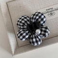 Gros plan sur la pince à cheveux fleur en tissu à carreaux noir et blanc avec perle - Pince Fleur Plaid Noir Et Blanc