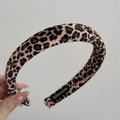 Dettaglio del cerchietto in velluto leopardato con un'etichetta tessuta Hand Made - Versione Stretta / Caffè Chiaro