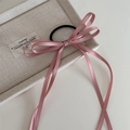 Detail von rosa Satin-Schleife Haargummi mit langen Bändern und elastischem Gummiband - Rosa