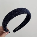 Dettaglio del cerchietto in tweed blu fatto a mano con fibre d'argento e etichetta interna - Tessuto Denim-Stile Largo