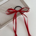 Detailansicht der roten Ballet-Stil Schleifen-Haarspange auf einem minimalistischen Tablett - Rot