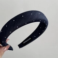 Dettaglio di un cerchietto in denim blu con strass lucidi ed etichetta cucita - Denim con Strass-Stile Largo